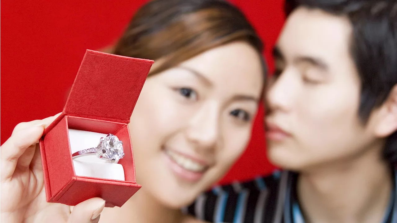 – Singapore GF praised for offering to chip in for $7K engagement ring