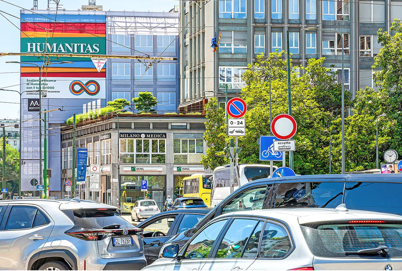 Dopo la street art e i cartelloni pubblicitari, ora anche le affissioni si mangiano lo smog