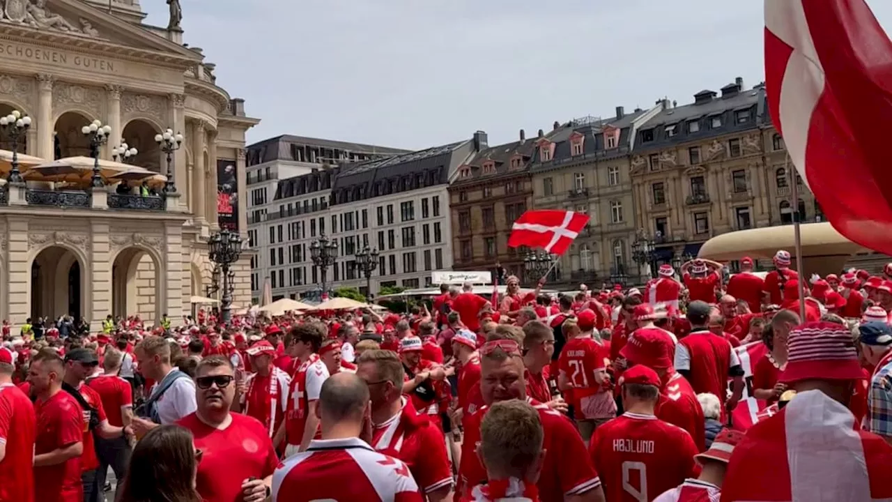 Frankfurt in Rot-Weiß: Dänemark-Fans singen am Opernplatz