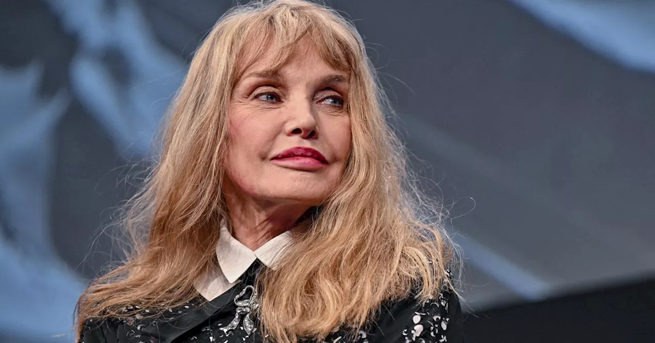 Arielle Dombasle crée un hymne pour les JO et portera la flamme le 14 juillet à Paris