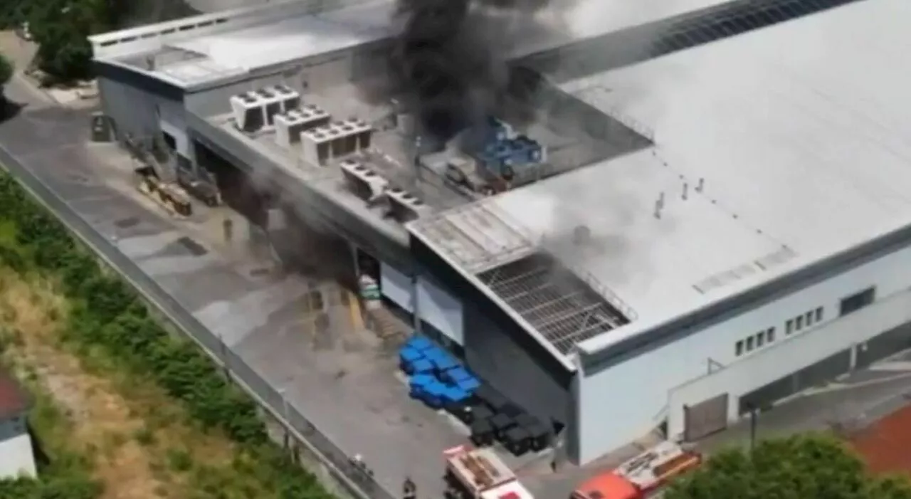 Incendio in un centro commerciale a Firenze: messi in salvo due operai che erano rimasti bloccati sul tetto