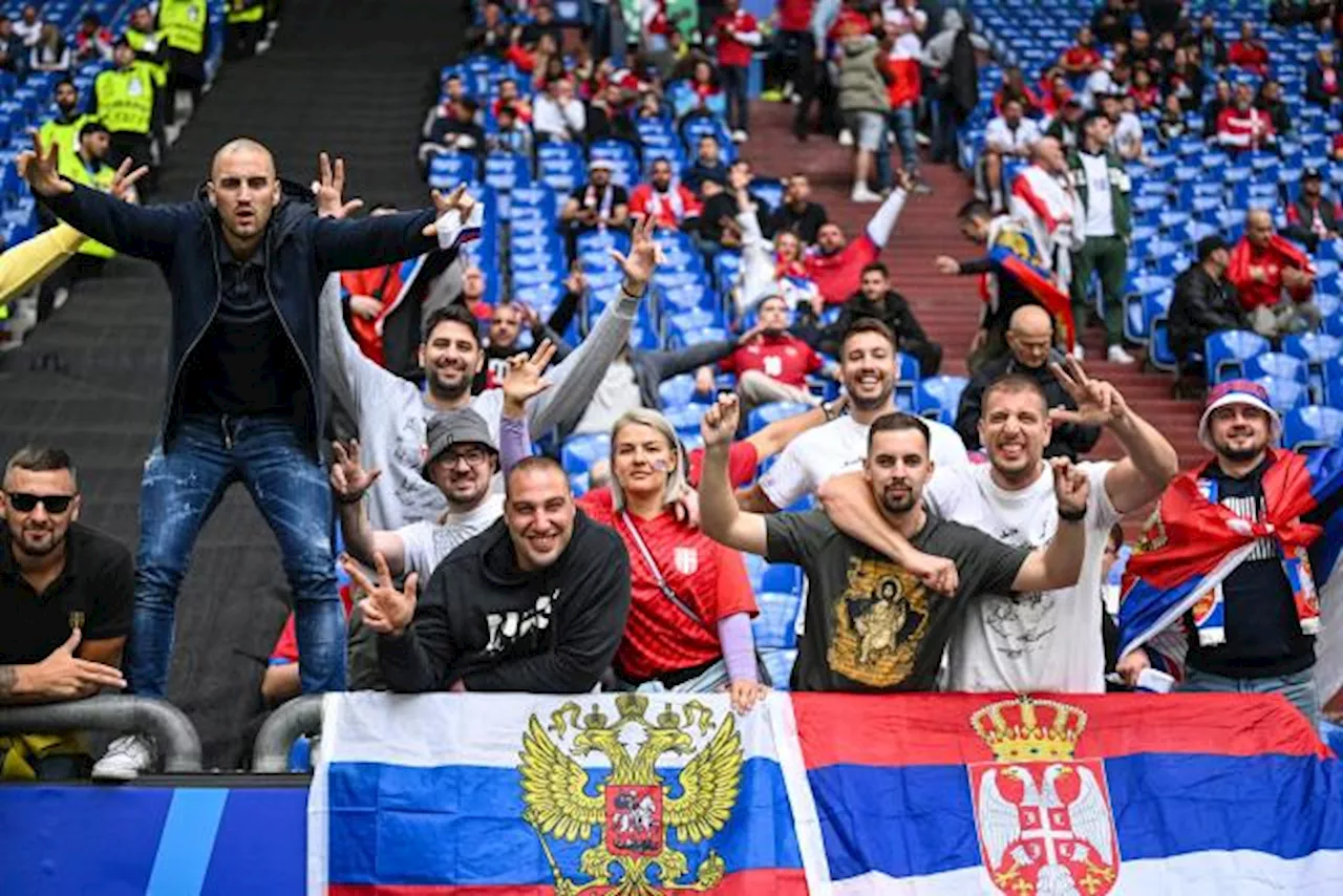 Des supporters serbes chantent des slogans anti-Kosovo avant le match contre la Slovénie