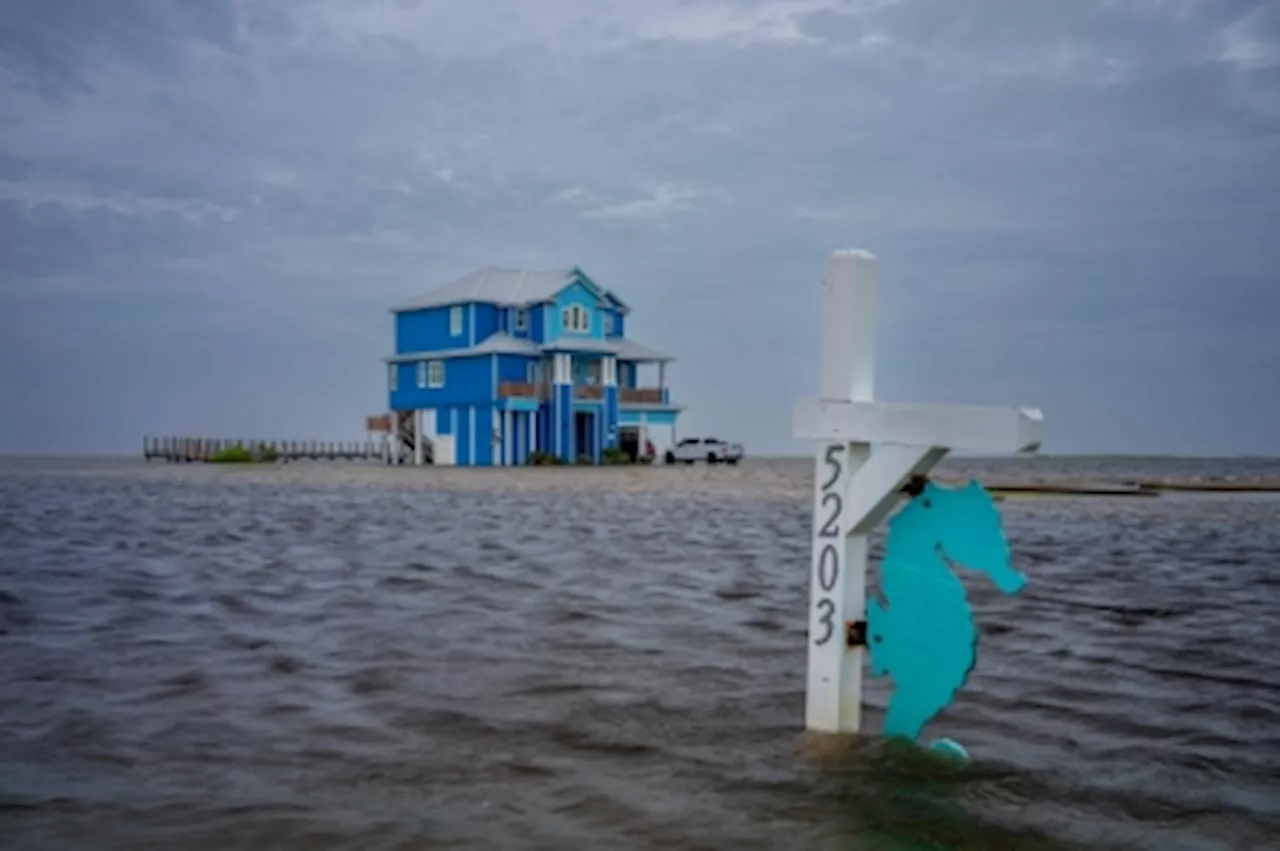 ‘Very large’ Storm Alberto brings floods to Gulf of Mexico coasts