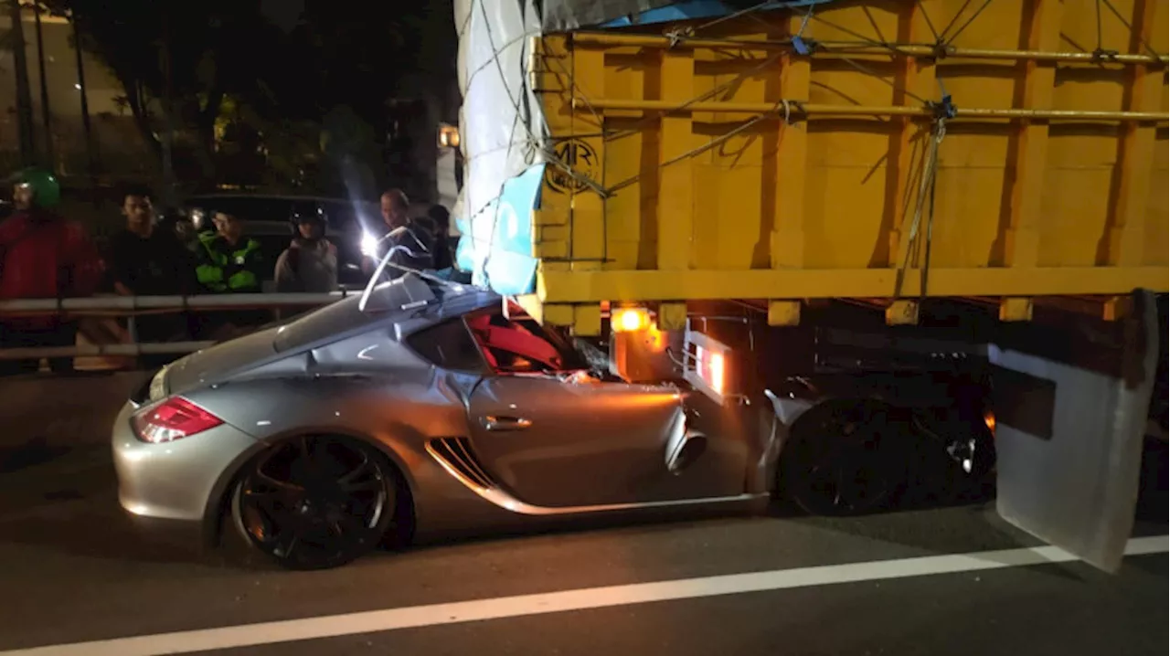 Fakta-Fakta Porsche Tabrak Truk di Tol Jakarta Selatan, Mobil Ringsek Terseret 150 Meter