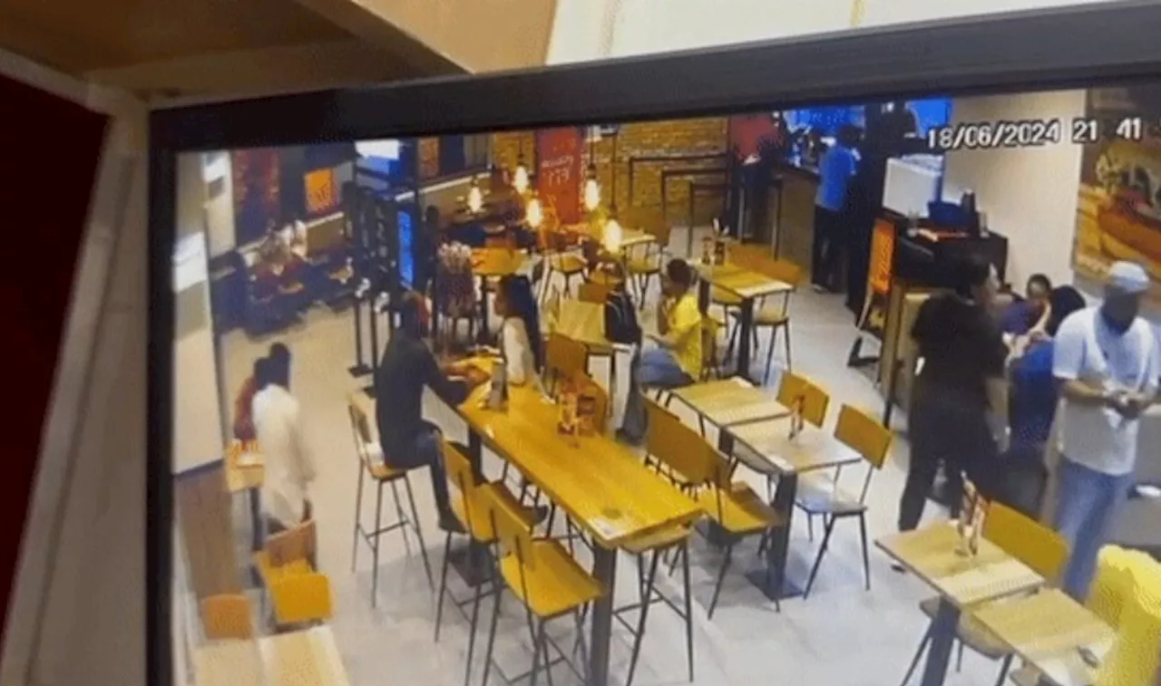 Delhi Burger King Murder Video: खिड़की से कूदा फिर भी न छोड़ा... देखें दिल्ली के बर्गर किंग रेस्तरां में मर्डर का वीडियो