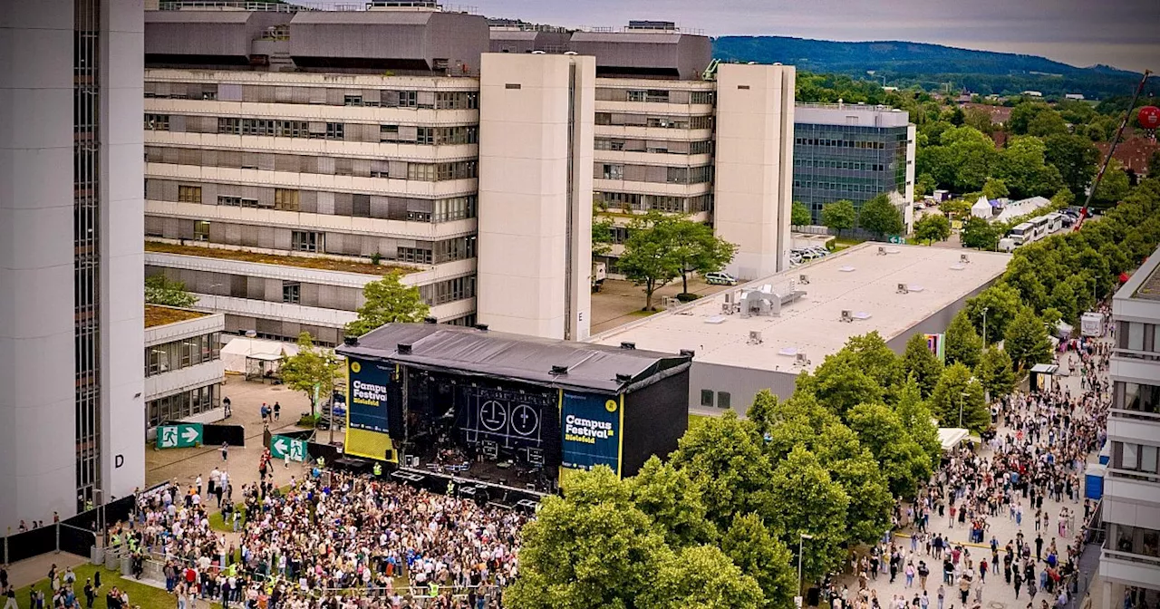 – alle warten beim Bielefelder Campus-Festival auf Nina Chuba