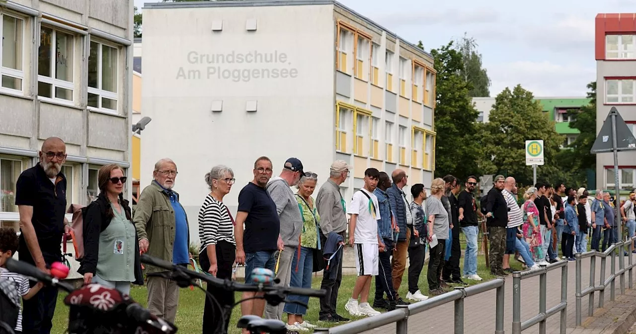 Menschenketten in Grevesmühlen und Schwerin gegen Rassismus