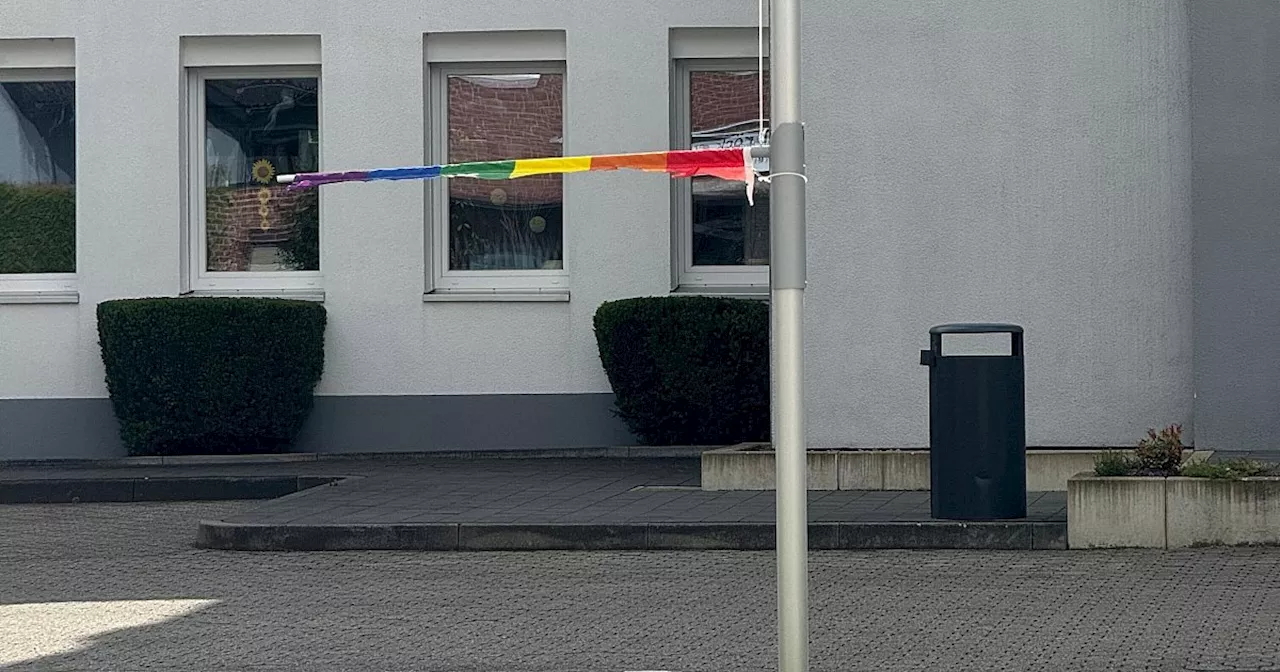 Unbekannte zerstören Regenbogenflagge: Spenger Politiker verurteilen die Tat