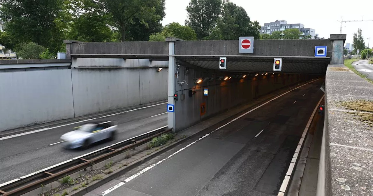 Rheinalleetunnel in Düsseldorf​: Auto überschlägt sich - Fahrer angeblich geflüchtet​