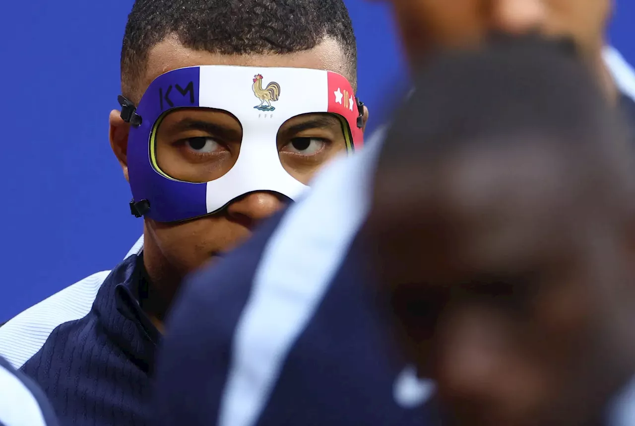 Não é o Donatello, é mesmo ele: Mbappé surge de máscara no treino da seleção francesa