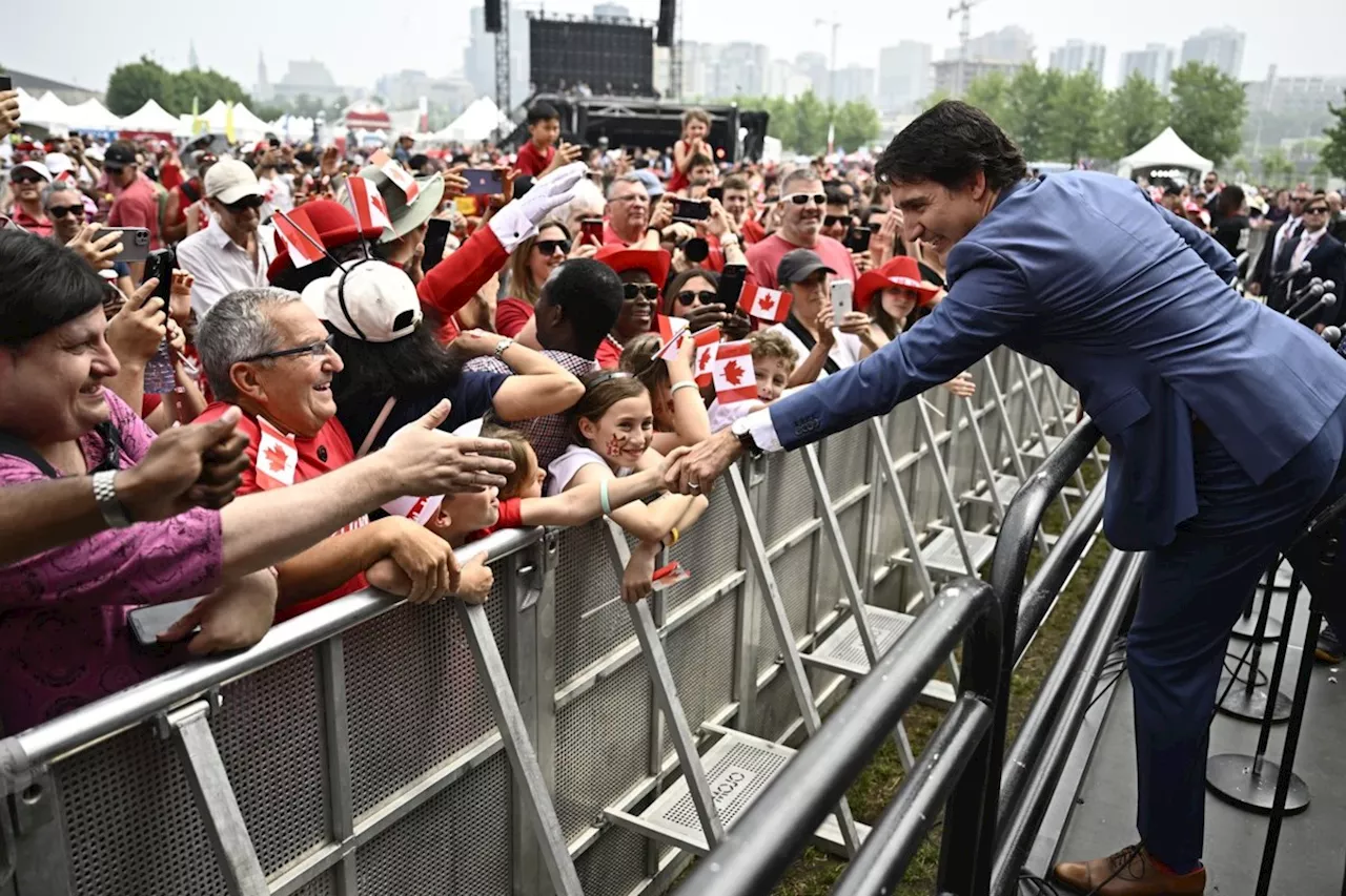 Hate the long walk on Canada Day? Ottawa mayor, feds point fingers over transit plan