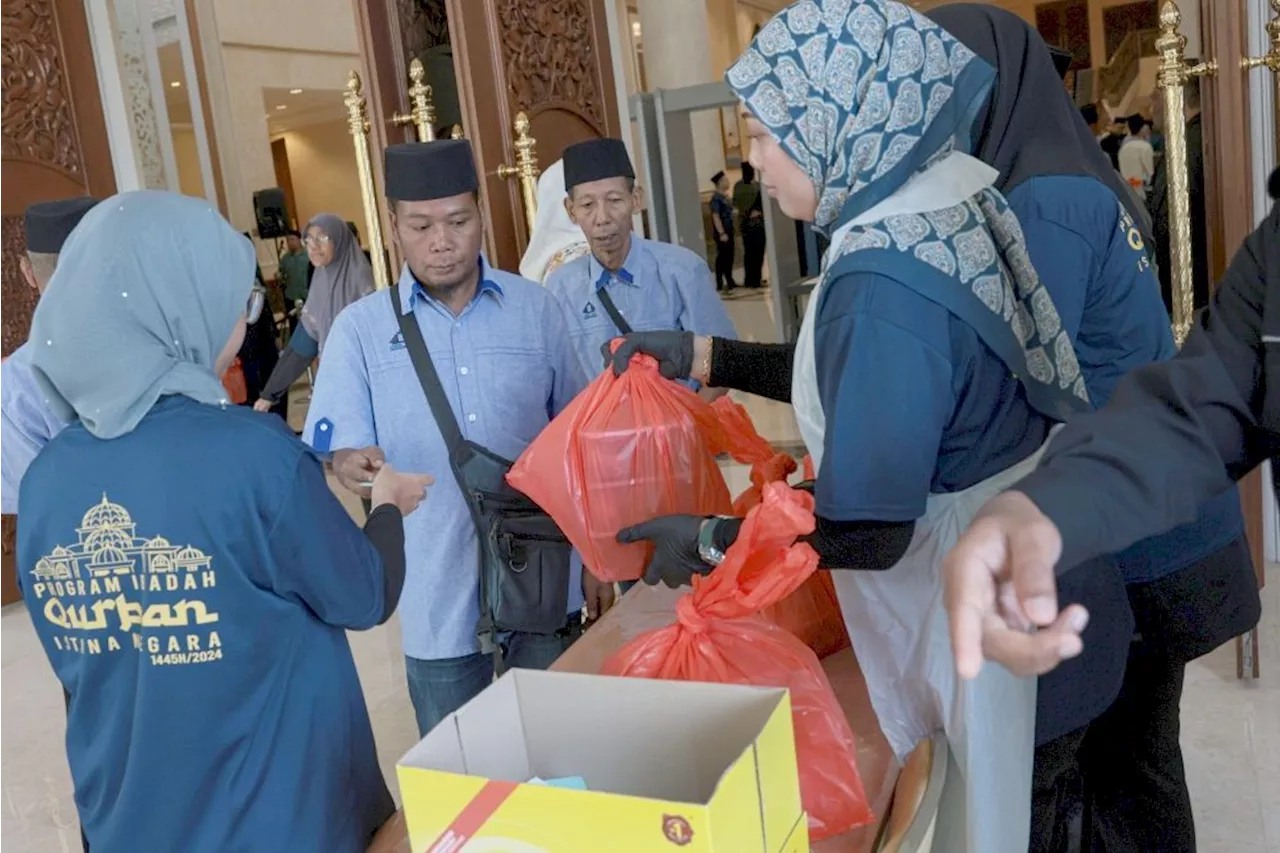 Istana Negara distributes sacrificial meat to over 1,000 asnaf and staff