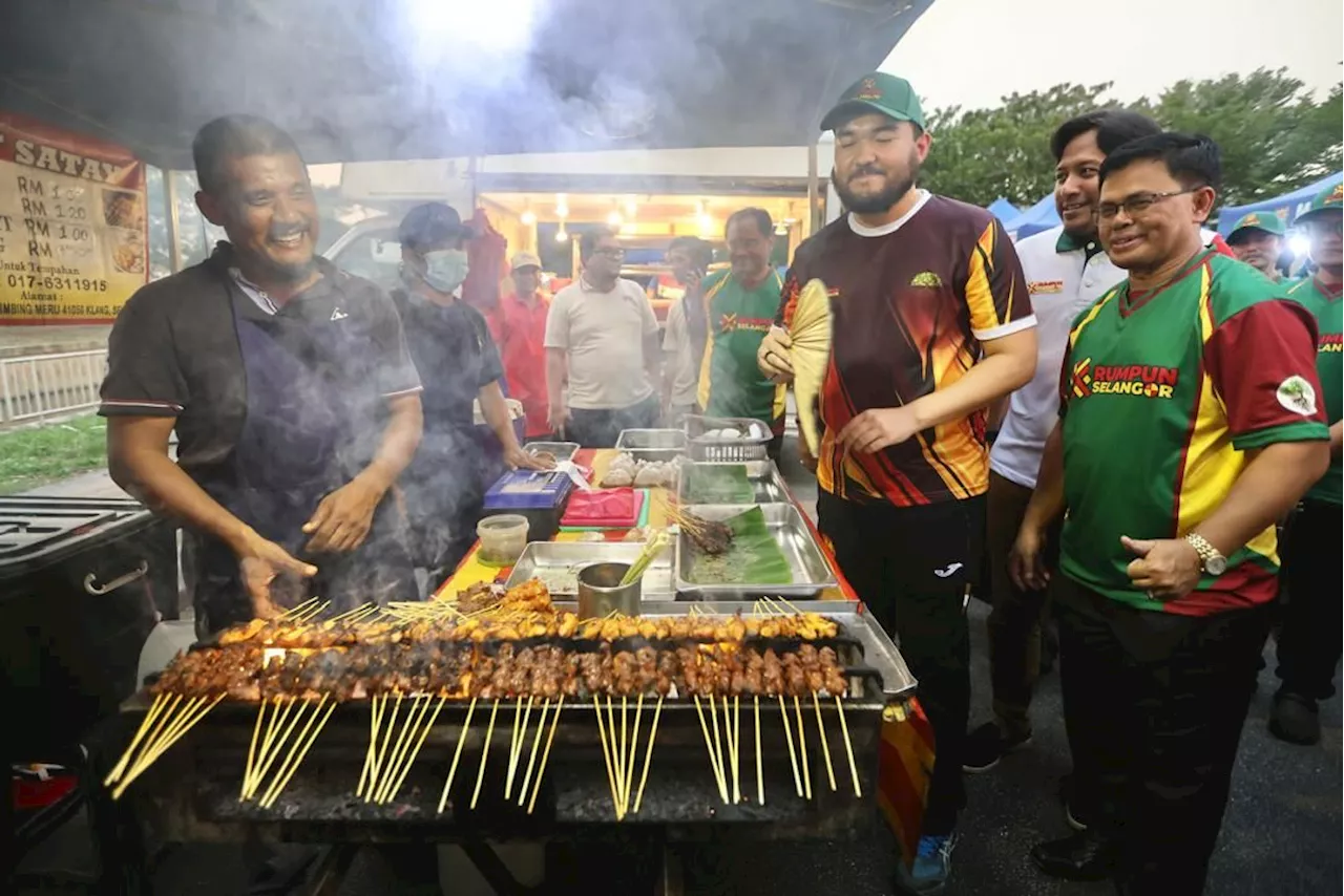 Raja Muda of Selangor praised for use of tiffin carrier at Shah Alam pasar malam