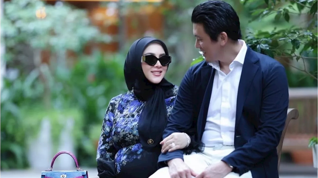 Penampakan Terbaru Syahrini, Glowing Bawa 'Dede Bayi' Bareng Reino Barack