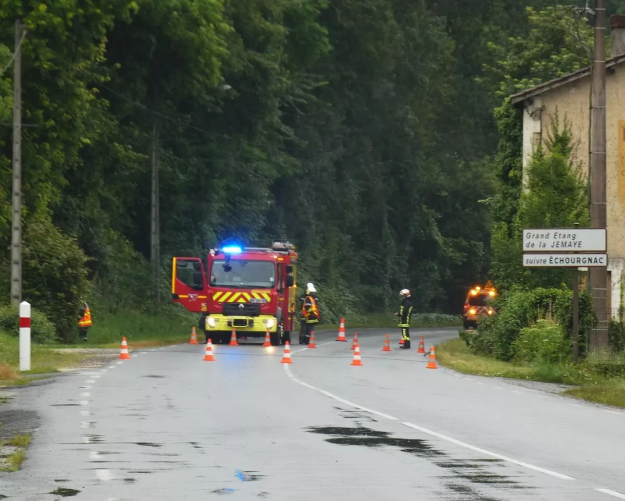 Une ligne électrique tombe au sol, une route départementale coupée en Dordogne