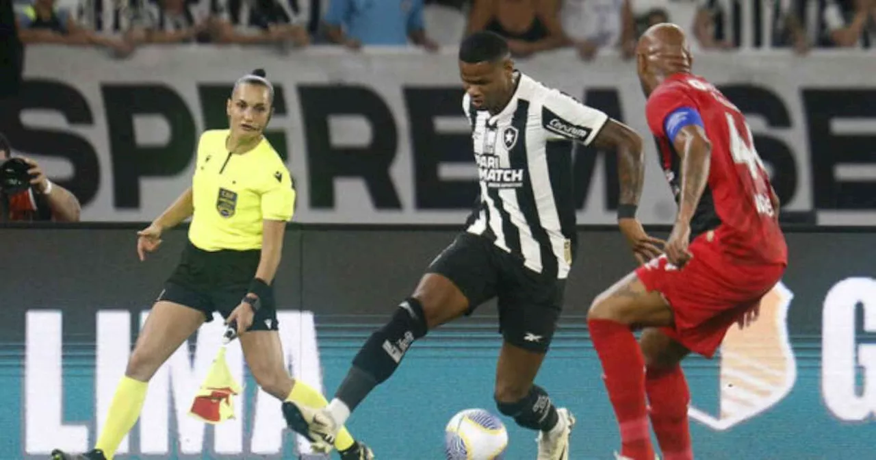 Botafogo, no apagar das luzes, empata com o Athletico-PR e mantém a ponta