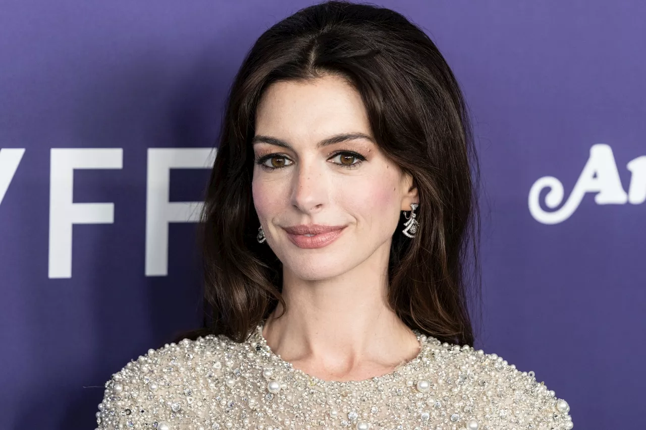 L'astuce incontournable de Anne Hathaway pour des lèvres plus pulpeuses (et elle ne coûte rien)