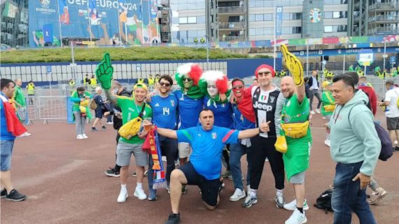 Spagna-Italia, già migliaia di tifosi all'esterno della Veltins-Arena: le immagini da Gelsenkirchen