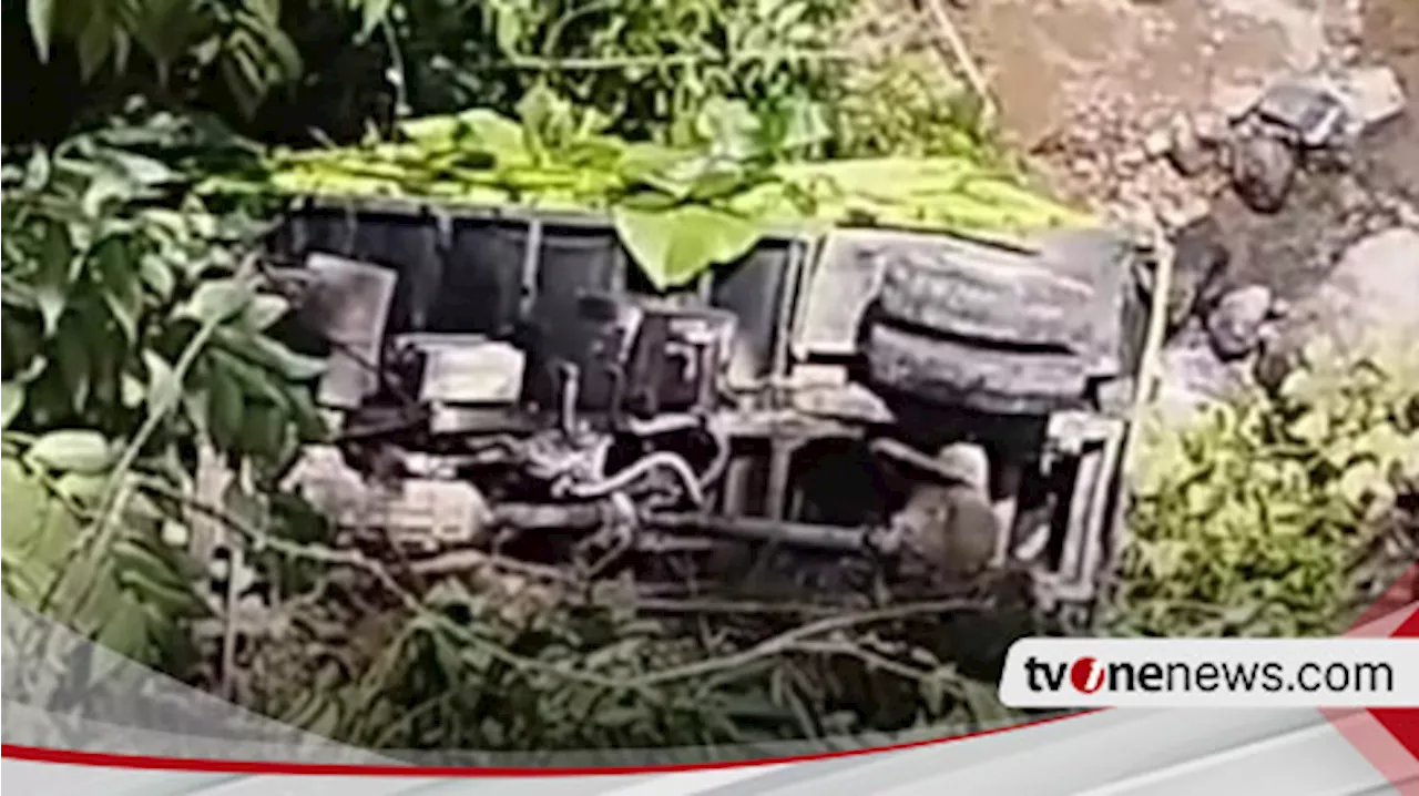 Mobil Truk Pengangkut Batu Bara Terjun Ke Jurang Sedalam 30 Meter