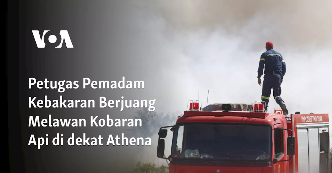 Petugas Pemadam Kebakaran Berjuang Melawan Kobaran Api di dekat Athena