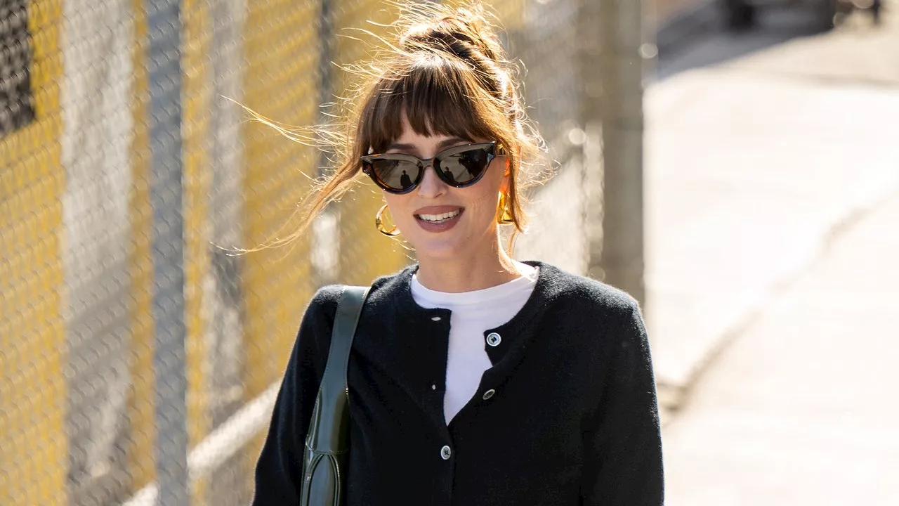 Dakota Johnson luce baggy jeans Gucci y zapatos blancos al estilo preppy