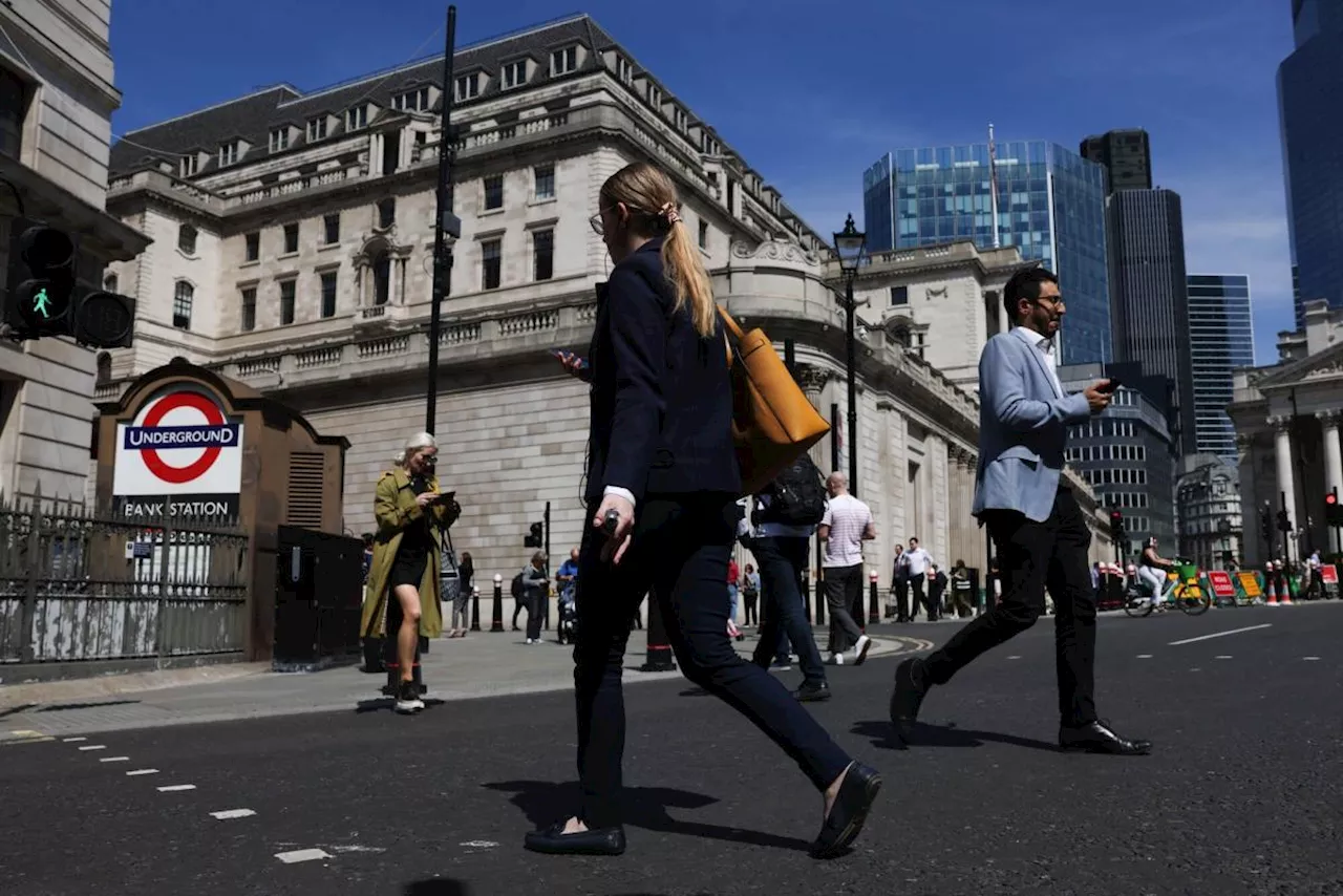 BOE Leaves Rates on Hold, Hinting at Readiness for Cuts