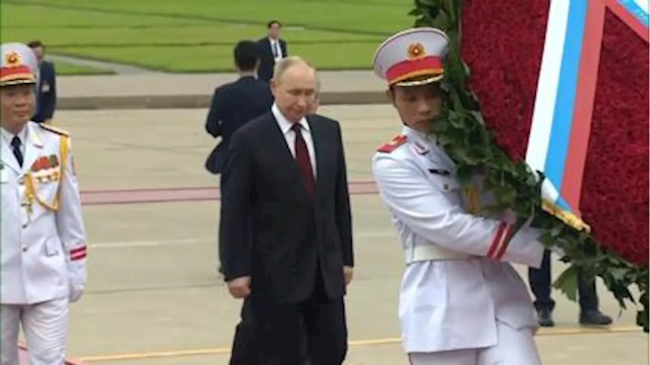 Russian President lays wreaths at two Hanoi monuments during state visit to Vietnam