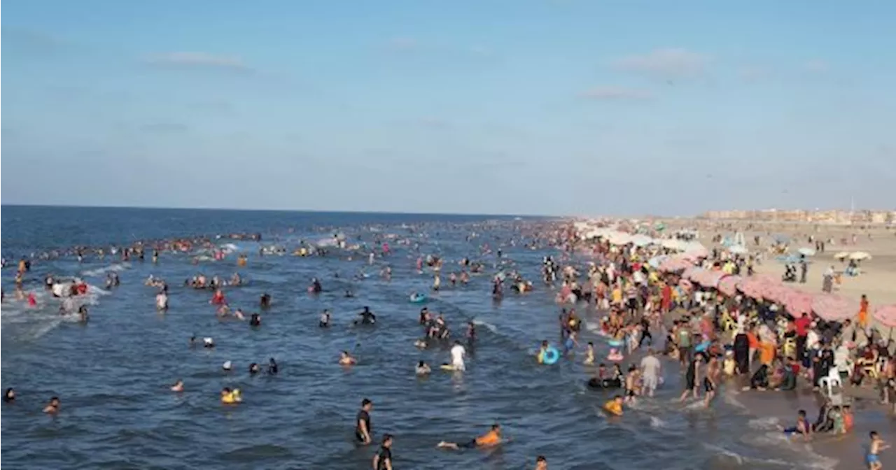 إقبال كبير من المصطافين على شواطئ مصيف بلطيم هروباً من حرارة الطقس ..صور