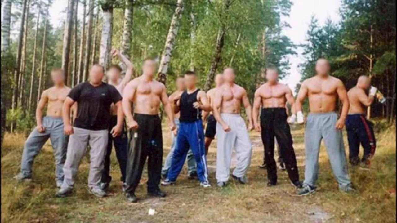 Polnische Hooligans: Eins, Zwei, Oberkörper frei!