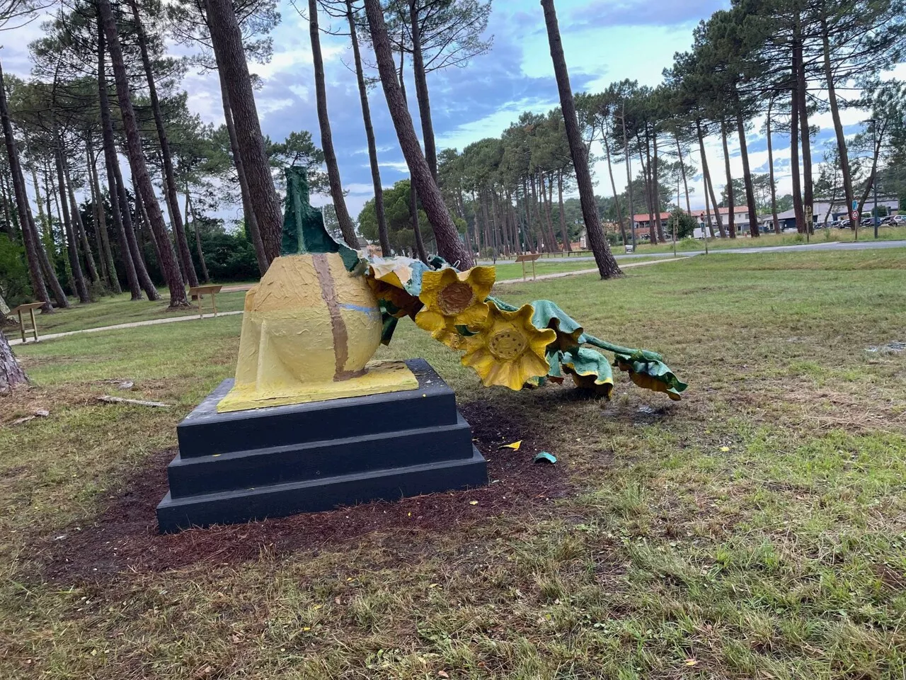 Une sculpture découpée à la meuleuse sur le bassin d'Arcachon une semaine après son installation