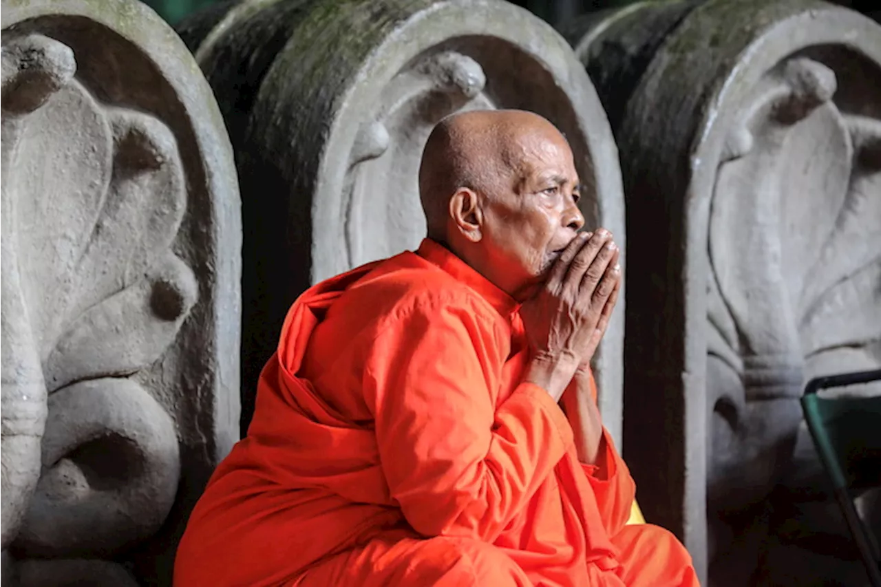 Celebrazione della Luna Piena (Poya) in un tempio di Colombo