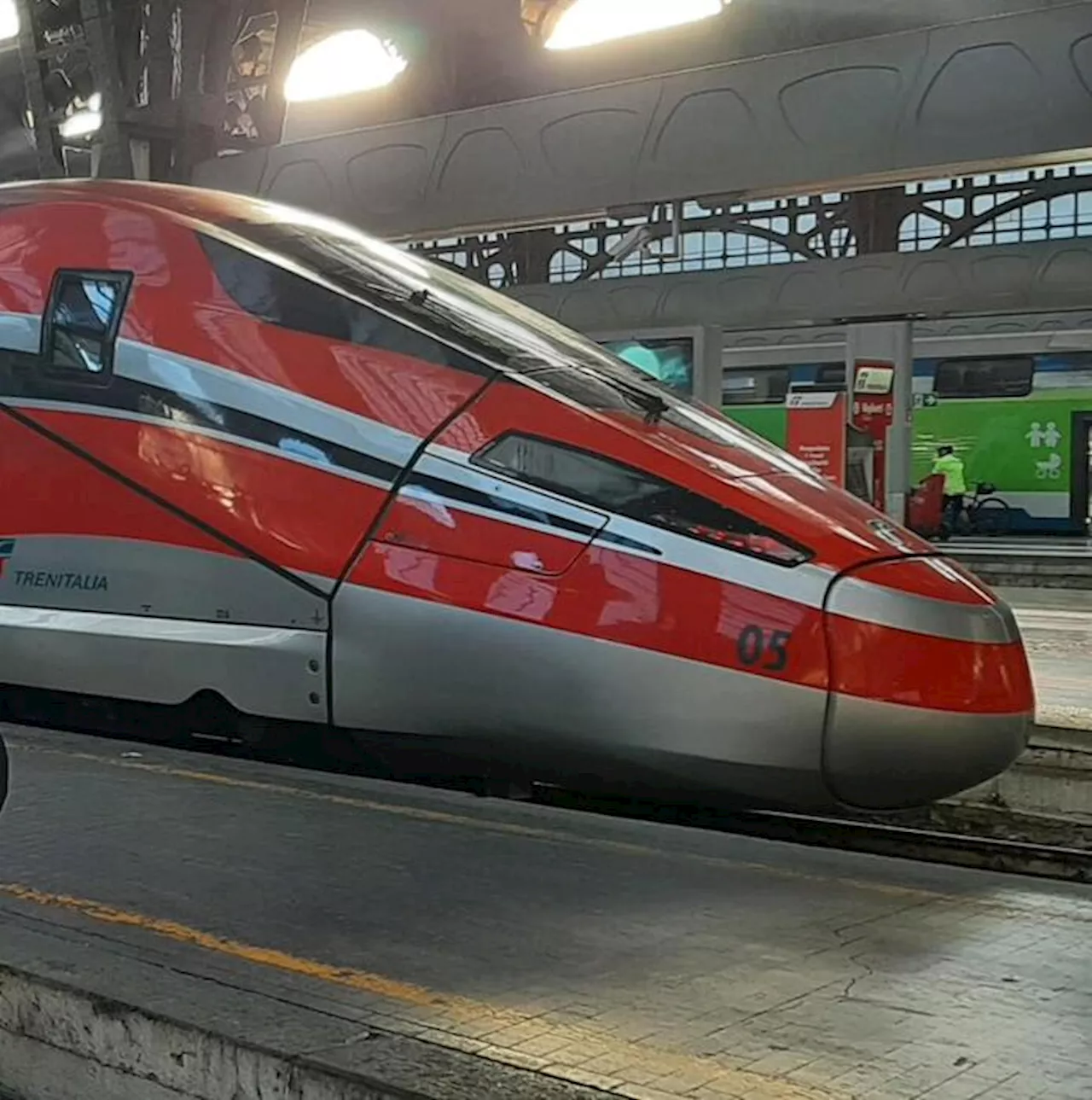 Frecciarossa sotto il sole per guasto alle porte di Roma, a bordo in 500: 'Un inferno'