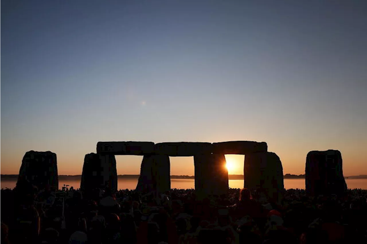 In 15mila festeggiano il solstizio d'estate a Stonehenge