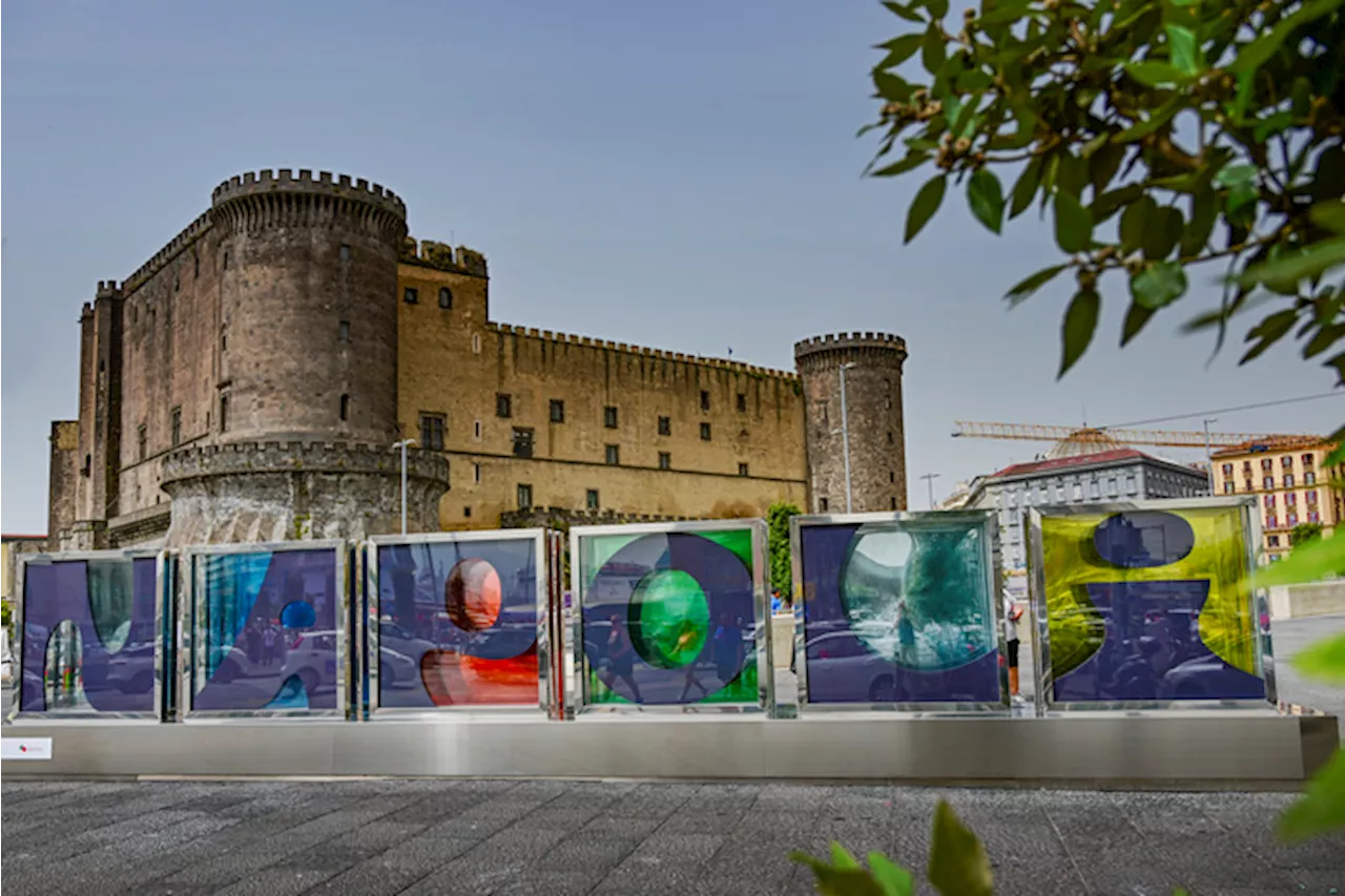 L'installazione 'Brand Napoli ' in piazza Municipio