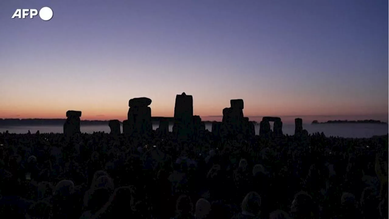 Solstizio d'estate, il sole sorge su Stonehenge