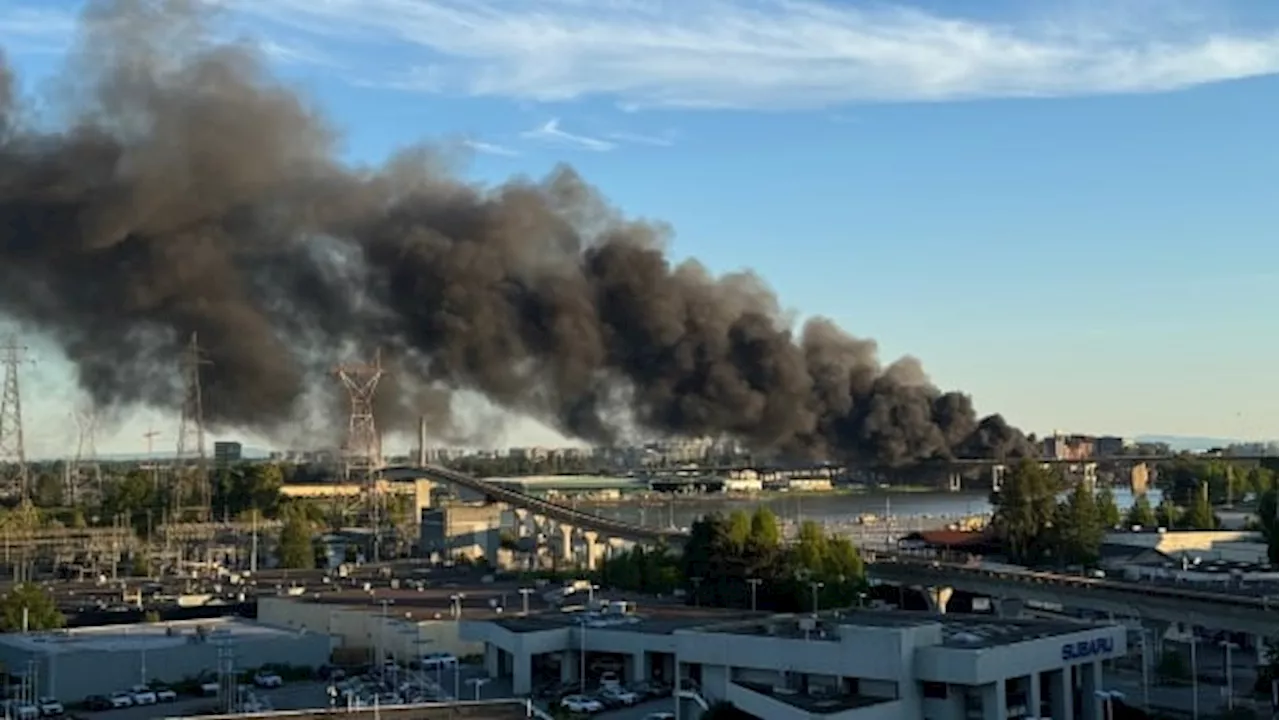 Large fire breaks out near Oak Street Bridge in Richmond, B.C.