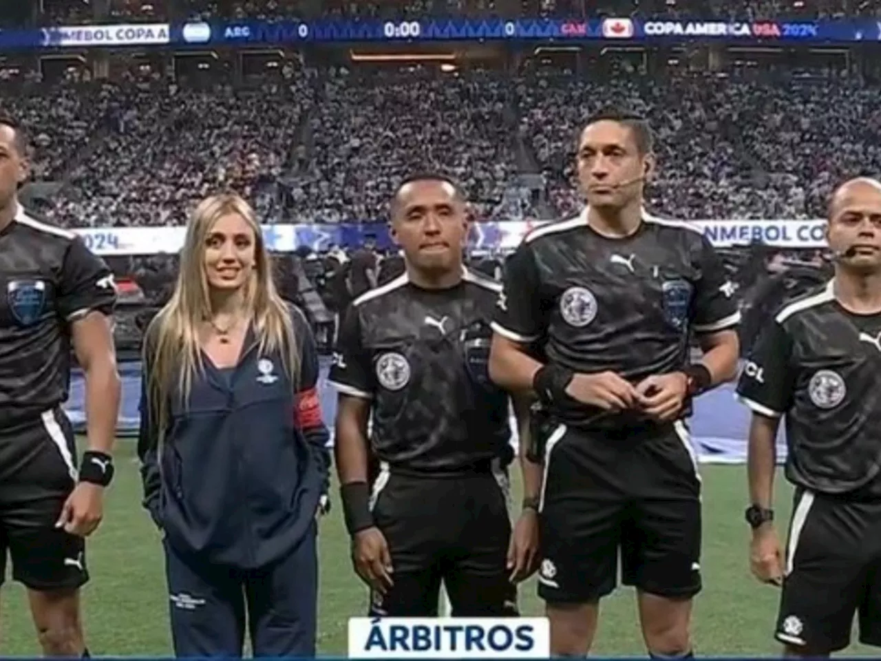 Qué hacía Morena Beltrán junto a los árbitros antes del sorteo en el debut de la Selección ante Canadá por la Copa América