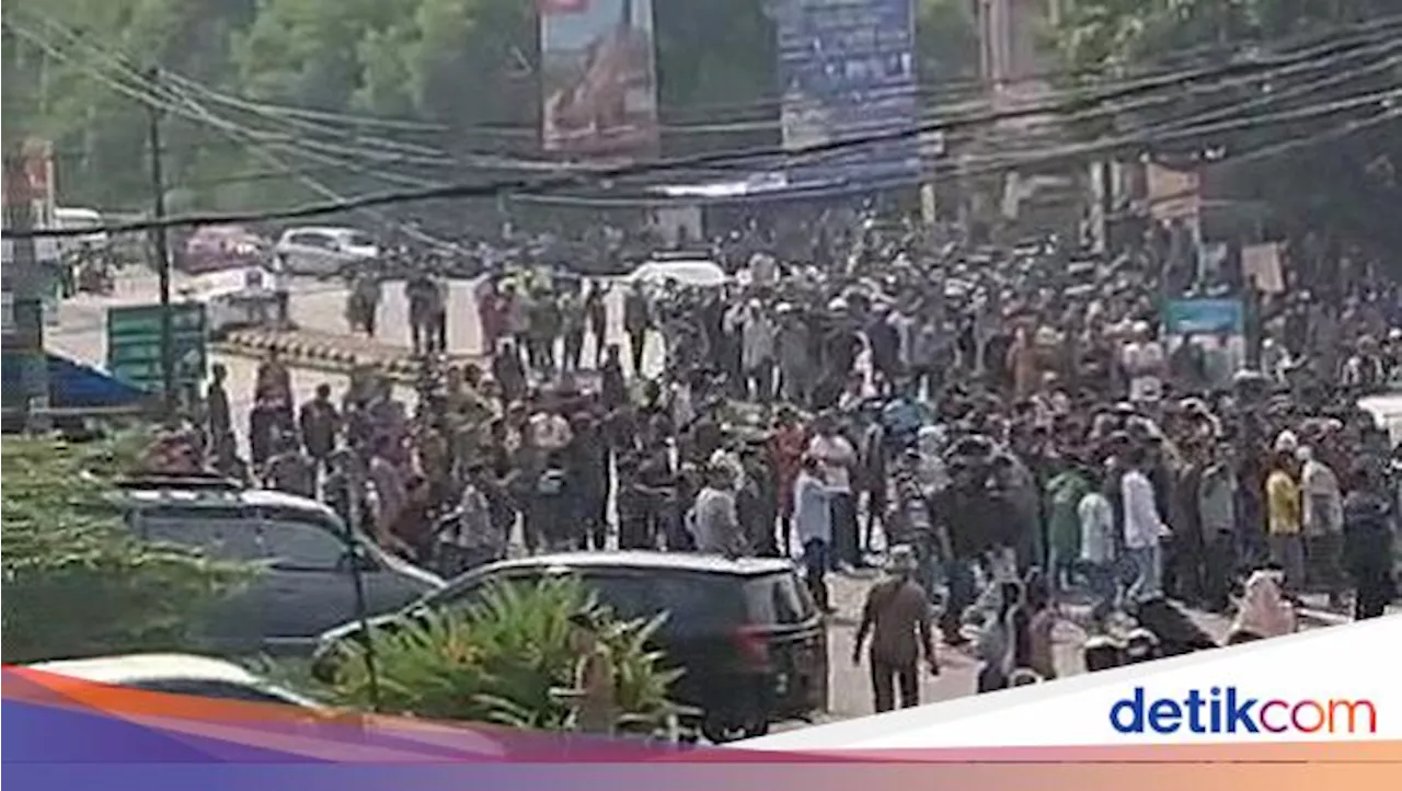 Ratusan Petruk Unjuk Rasa di Pelabuhan Bakauheni Lampung, Jalan Diblokade