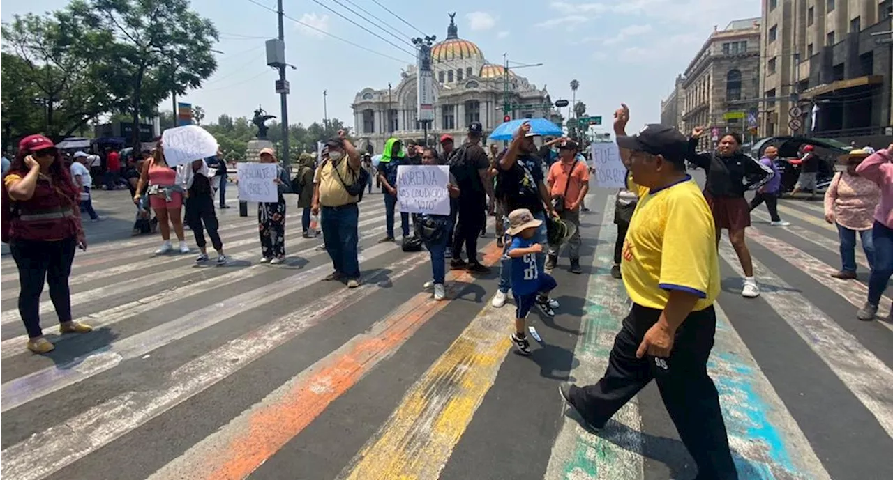 VIDEO Comerciantes que bloquean Eje Central se enfrentan con policías capitalinos