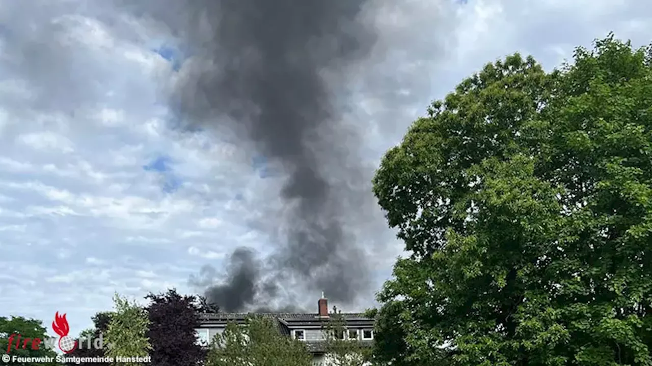 D: John Deere Gator geht in Flammen auf → Feuer frisst sich bis auf Wohnhaus-Dachstuhl