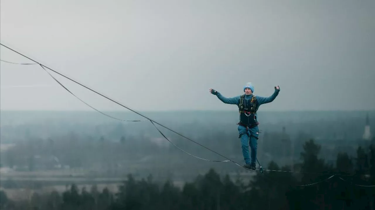 Sospeso tra Calabria e Sicilia: Jaan Roose attraverserà lo Stretto di Messina su una slackline