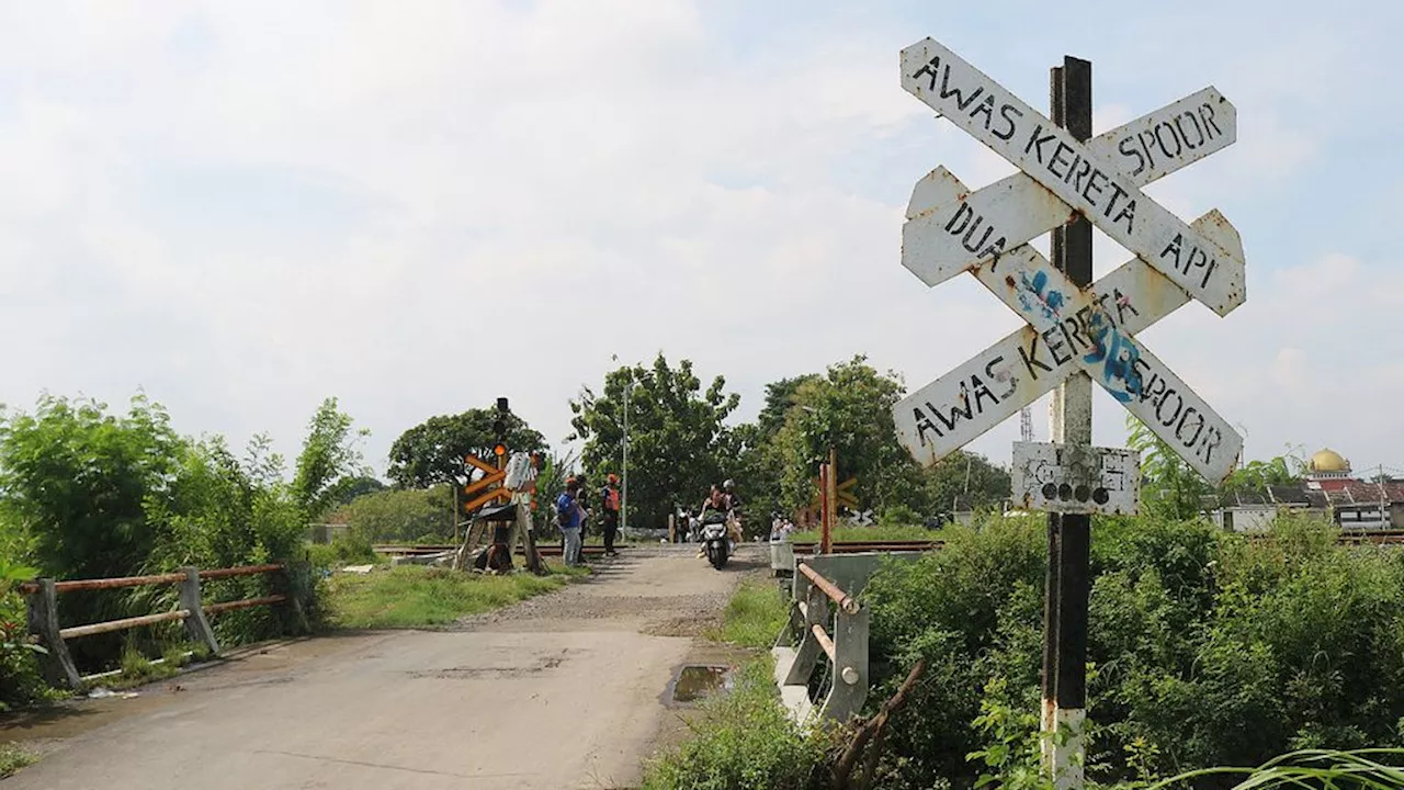 Diduga Terobos Pelintasan Kereta Api di Cirebon, Dua Pelajar Tewas