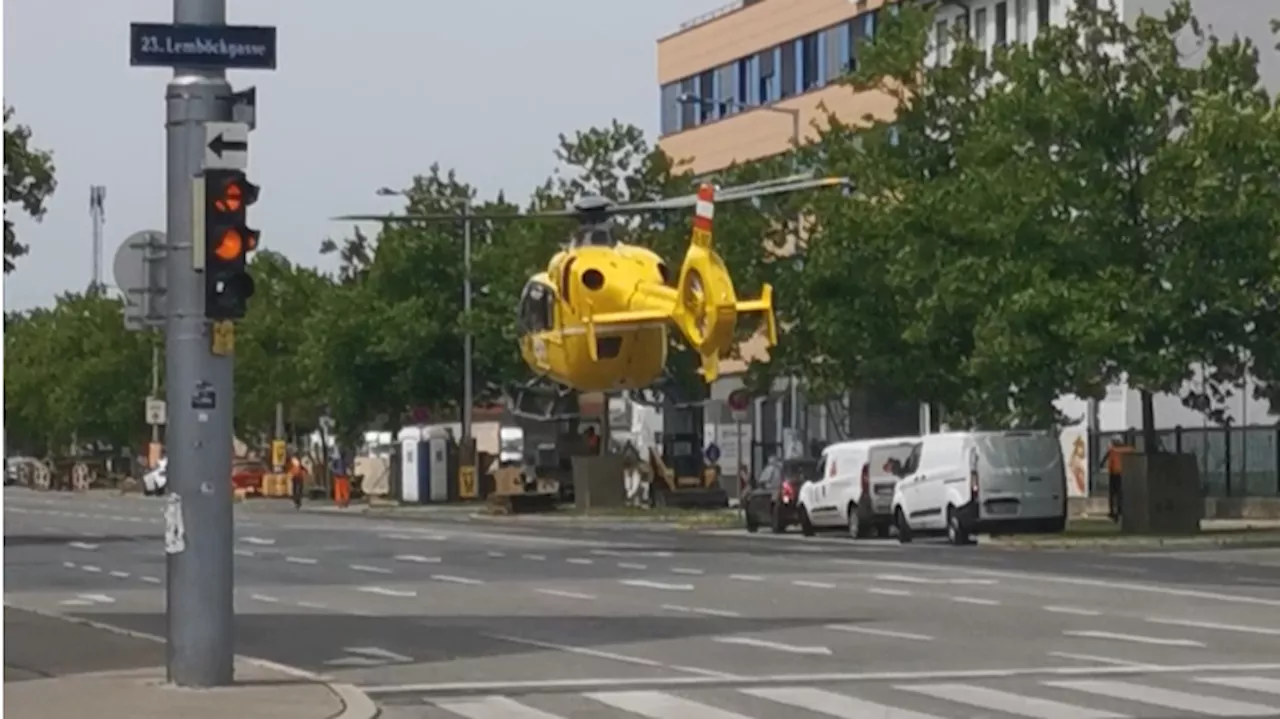 Autofahrer erfasst in Wien Teenager – Heli im Einsatz