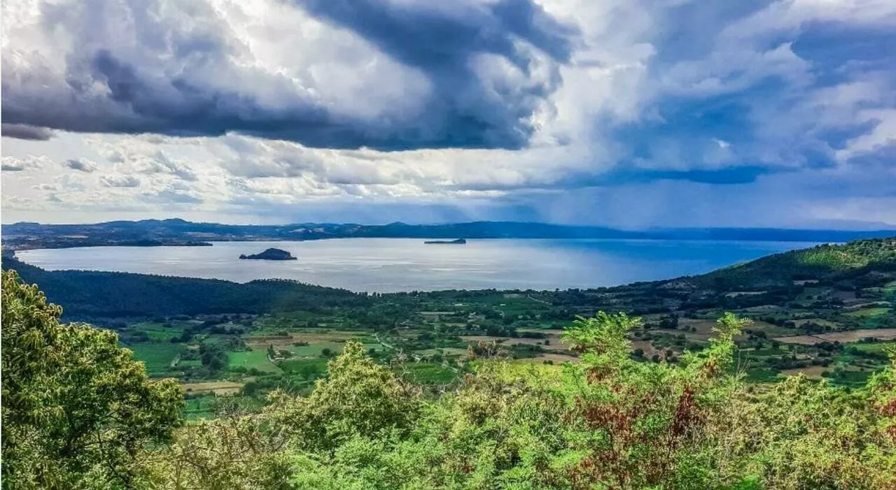 Bolsena, turisti si tuffano al lago per un bagno e trovano un ordigno bellico