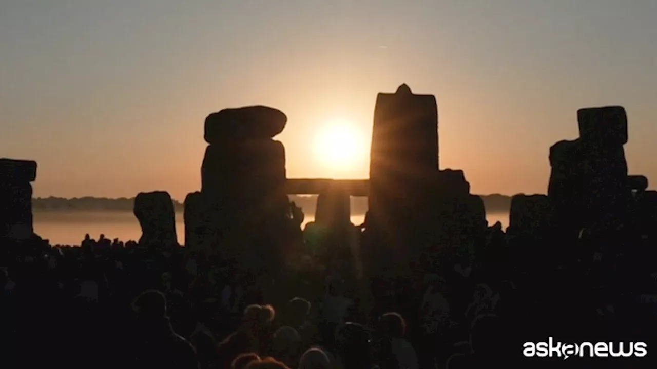 Lo spettacolo dell'alba a Stonehenge per il solstizio d'estate