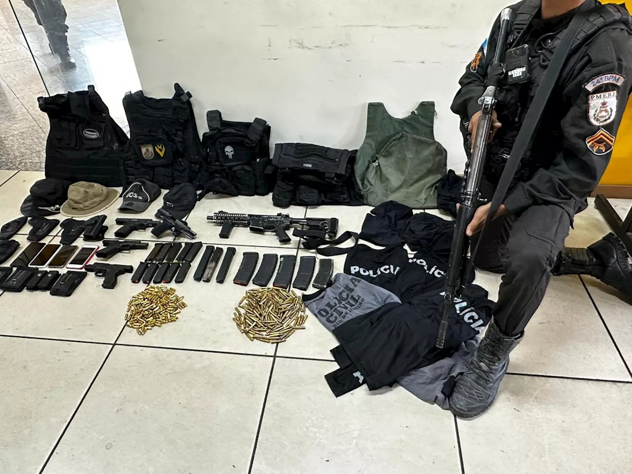 Polícia prende cinco milicianos em Queimados; grupo usava roupa caracterizada da polícia e levava fuzil