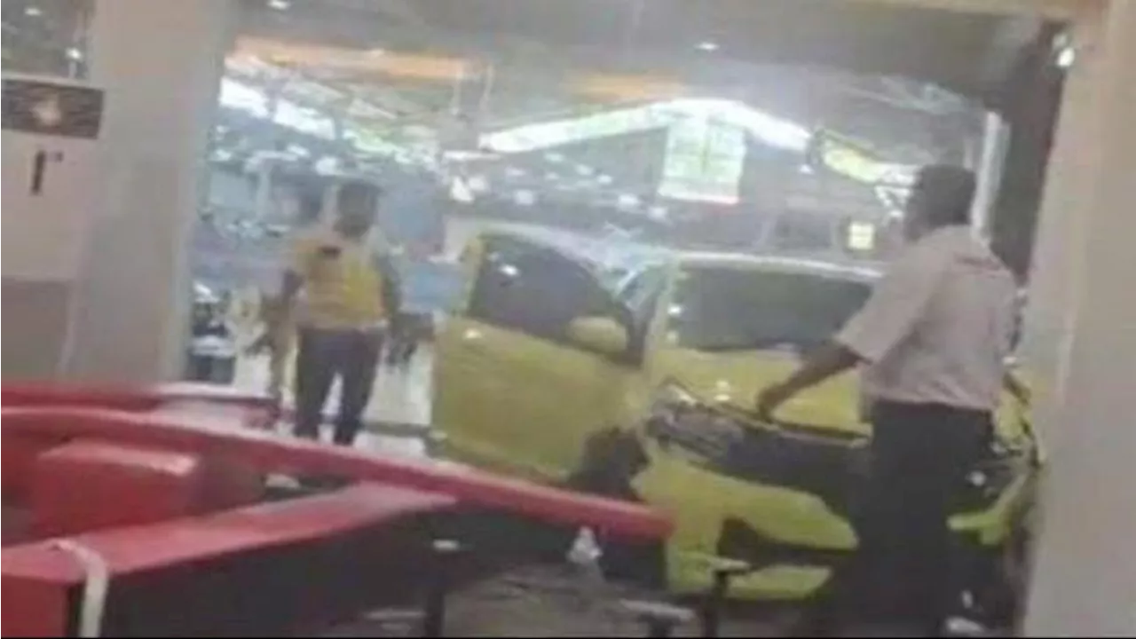 Office Boy Tak Sengaja Injak Gas Mobil, Honda Brio Tabrak Showroom hingga Bangunan Rusak