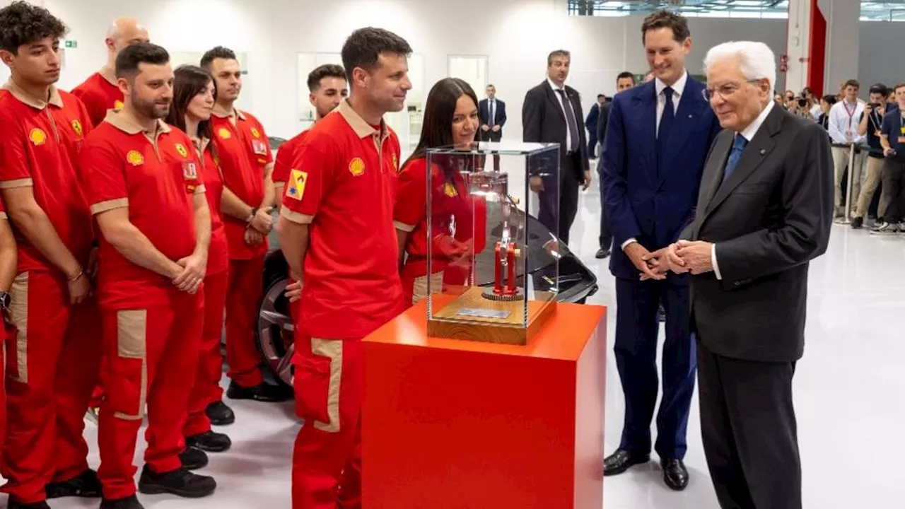 Mattarella inaugura l’e-building Ferrari, Elkann: “Onorati di averlo con noi”