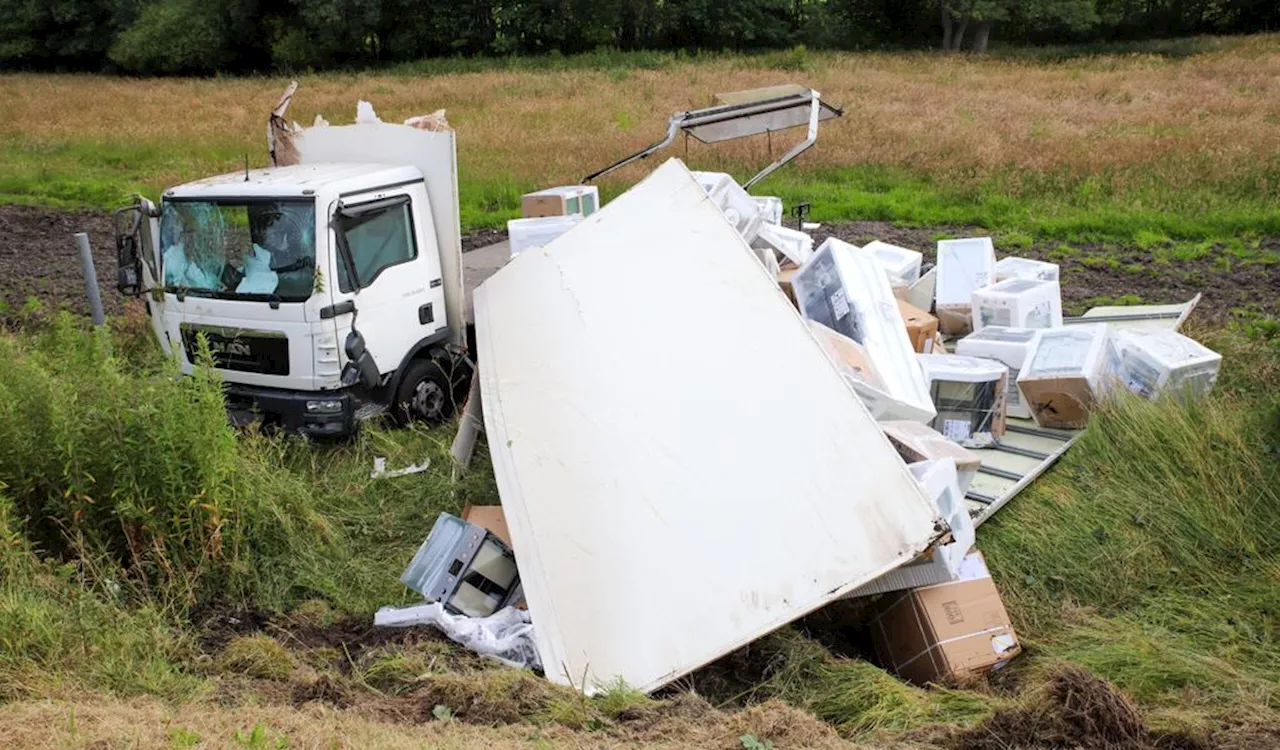 A23: Lkw überschlägt sich mehrfach – Fahrer hat Riesenglück