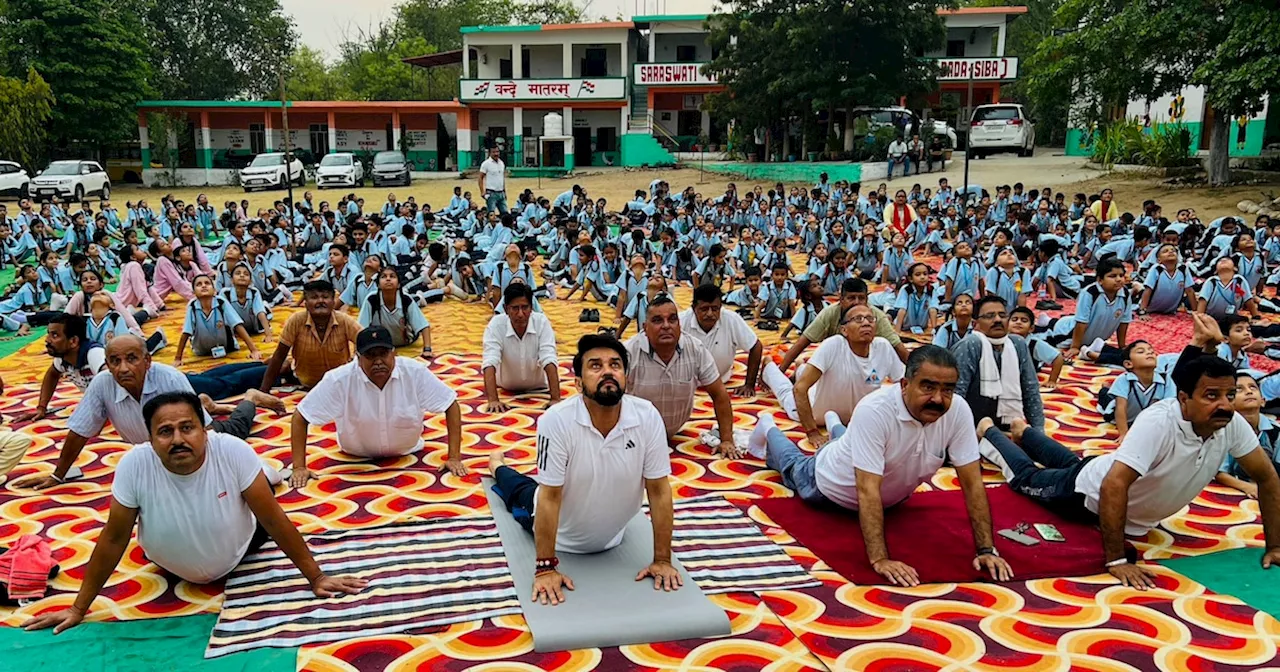 इंटरनेशनल योगा डे की दुनिया भर में धूम, आम लोगों से लेकर राजनेता भी कर रहे योगा, देखें तस्वीरें